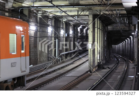 高速神戸駅構内の阪神電車 123594327
