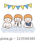 プールで笑顔の子供たち 123594385
