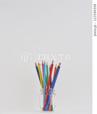 ガラスの瓶にカラフルな色鉛筆 ガラスの瓶にカラフルな色鉛筆 123594398