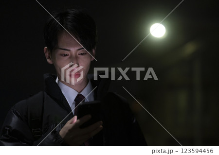 夜遅く帰宅するビジネスマン 123594456