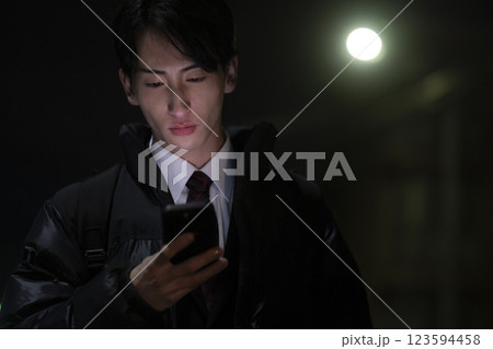 夜遅く帰宅するビジネスマン 123594458