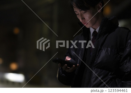 夜遅く帰宅するビジネスマン 夜遅く帰宅するビジネスマン 123594461