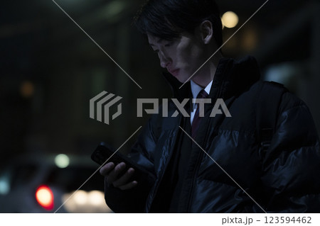 夜遅く帰宅するビジネスマン 夜遅く帰宅するビジネスマン 123594462