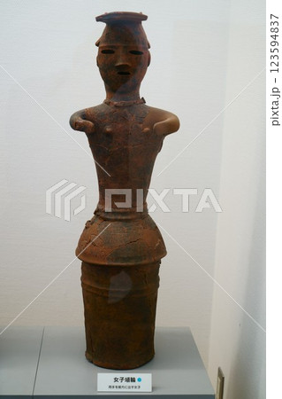 7664 埴輪 両手を前方に出す女子 7664 埴輪 両手を前方に出す女子 123594837