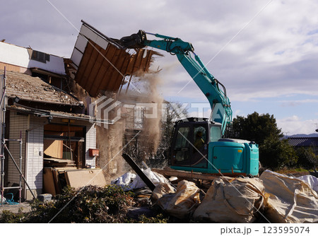 重機を使った空き家の解体 老朽化した木造住宅の解体風景 重機を使った空き家の解体 老朽化した木造住宅の解体風景 123595074