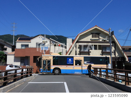 宝塚市　逆瀬川付近を走る阪急バス 123595090