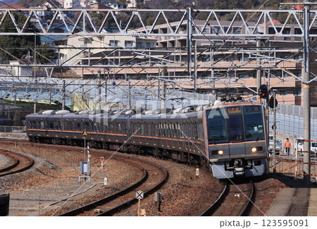 福知山線　川西池田駅に接近する207系電車 123595091
