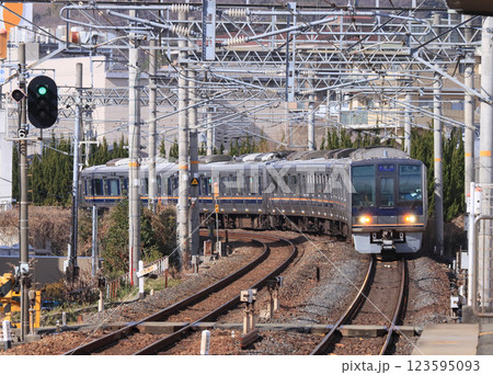 福知山線　中山寺駅に到着する207系電車 123595093