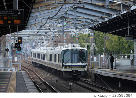 大阪環状線　大阪城公園駅に到着する221系電車 123595094