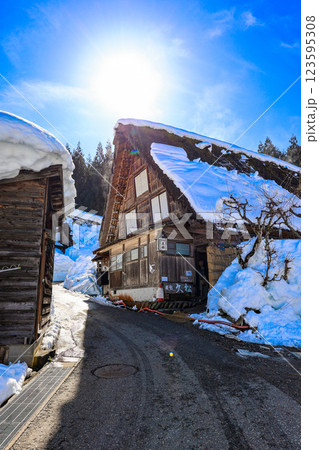 雪の積もった白川郷(縦) 雪の積もった白川郷(縦) 123595308