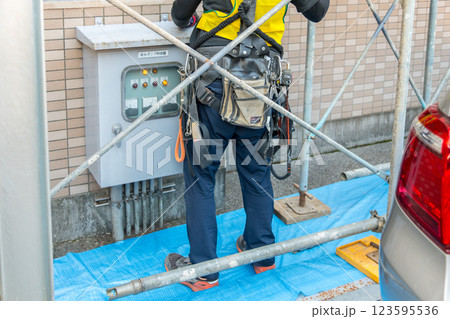 【マンション大規模修繕工事　足場を作る作業員】 123595536