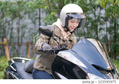 バイクに乗る若い女性 バイクに乗る若い女性 123595975