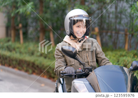 バイクに乗る若い女性 123595976