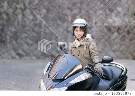 バイクに乗る若い女性 123595978