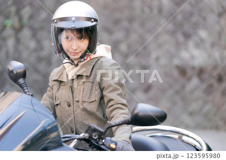 バイクに乗る若い女性 123595980