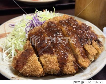 ソースをかけたトンカツ 123596179