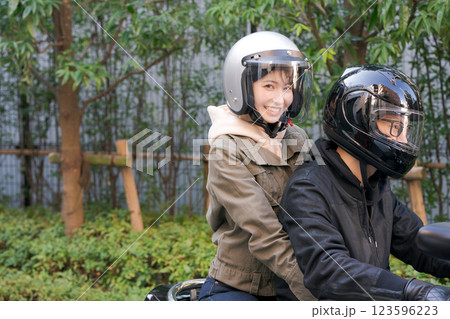 バイクに二人乗りする男女 バイクに二人乗りする男女 123596223