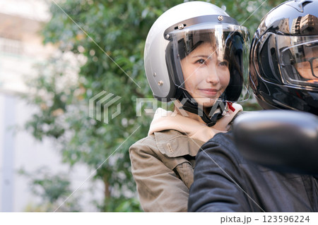 バイクに二人乗りする男女 バイクに二人乗りする男女 123596224