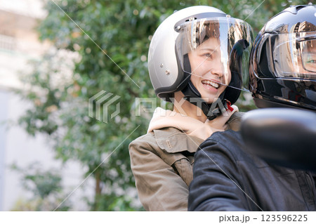バイクに二人乗りする男女 バイクに二人乗りする男女 123596225