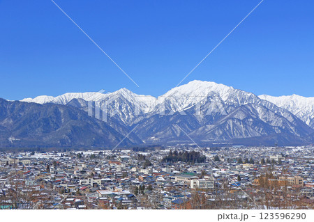 大町山岳博物館から望む冬の北アルプス 123596290