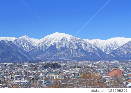 大町山岳博物館から望む冬の北アルプス 123596291
