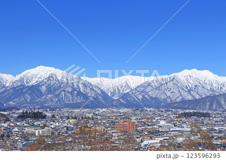 大町山岳博物館から望む冬の北アルプス 大町山岳博物館から望む冬の北アルプス 123596293
