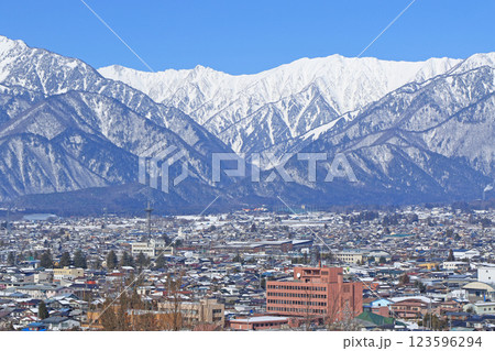 大町山岳博物館から望む冬の北アルプス 大町山岳博物館から望む冬の北アルプス 123596294