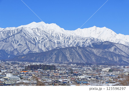 大町山岳博物館から望む冬の北アルプス 123596297