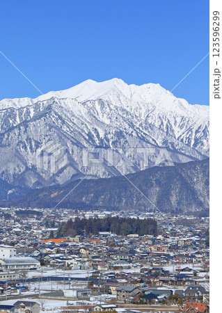 大町山岳博物館から望む冬の北アルプス 大町山岳博物館から望む冬の北アルプス 123596299