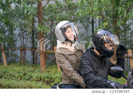 バイクに乗る男女 123596397