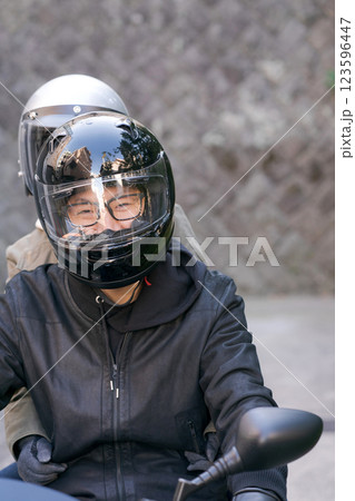 バイクに二人乗りする男女 バイクに二人乗りする男女 123596447