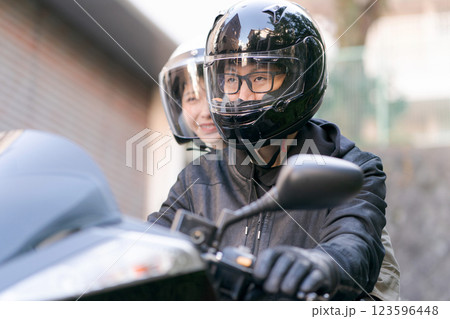 バイクに二人乗りする男女 123596448