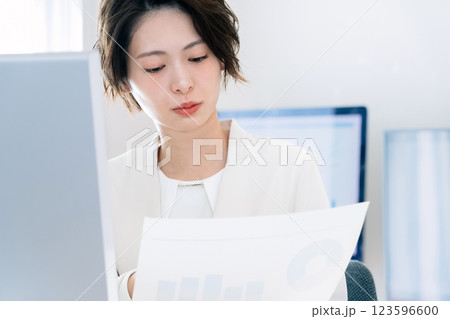 オフィスで考え込むビジネスウーマン オフィスで考え込むビジネスウーマン 123596600