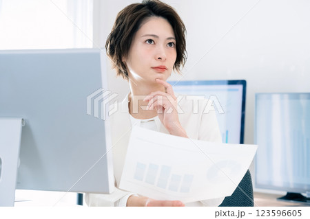 オフィスで考え込むビジネスウーマン オフィスで考え込むビジネスウーマン 123596605