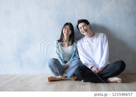 優しい淡い日差しの光のかな笑顔で寄り添うカップル全身 優しい淡い日差しの光のかな笑顔で寄り添うカップル全身 123596657