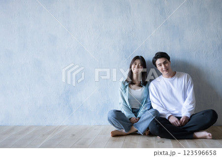 優しい淡い日差しの光のかな笑顔で寄り添うカップル全身 優しい淡い日差しの光のかな笑顔で寄り添うカップル全身 123596658