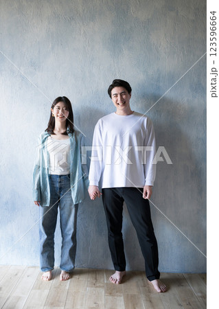 優しい淡い日差しの光のかな笑顔で寄り添う見つめ合うカップル全身の立つ姿カメラ目線　コピースペースあり 123596664