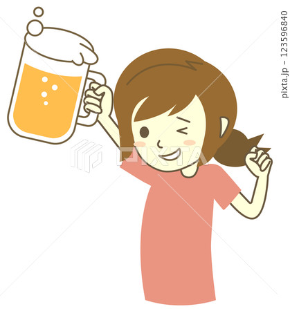 ビールを掲げて楽しむ女性 123596840