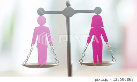ジェンダー均衡を象徴する天秤と対照的な女性像 123596868