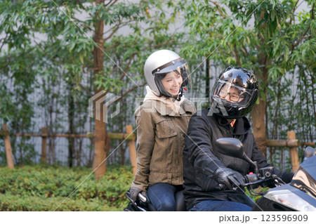 バイクに二人乗りするカップル 123596909