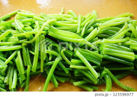 ゆで上げて切り分けた蕗 ゆで上げて切り分けた蕗 123596977