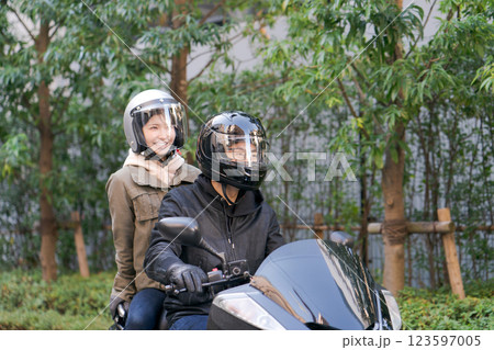バイクに二人乗りするカップル 123597005