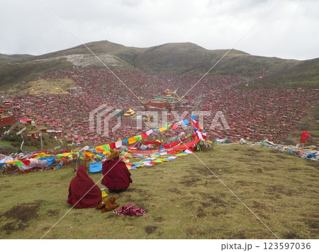 標高4000mで休憩するチベット人僧侶 123597036