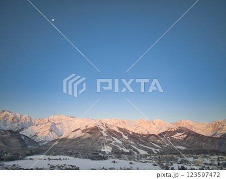 美しい白馬連峰のモルゲンロートと月　長野県白馬村 123597472