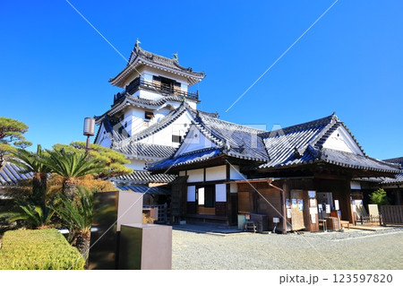 【高知県】快晴の高知城 天守閣と本丸御殿(懐徳館) 【高知県】快晴の高知城 天守閣と本丸御殿(懐徳館) 123597820