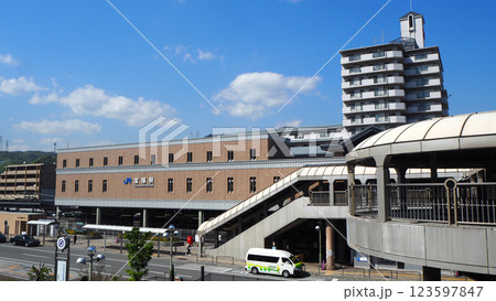 JR宝塚駅と阪急宝塚駅をつなぐ連絡通路 JR宝塚駅と阪急宝塚駅をつなぐ連絡通路 123597847