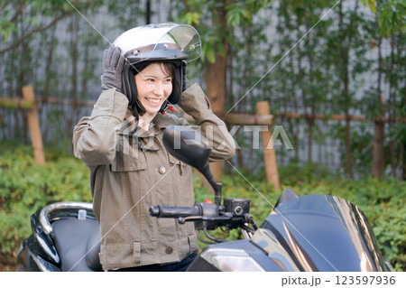 バイクに乗る女性 123597936