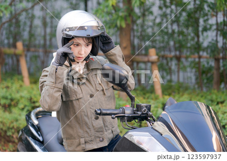 バイクに乗る女性 123597937