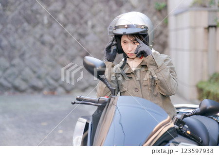 バイクに乗る女性 123597938