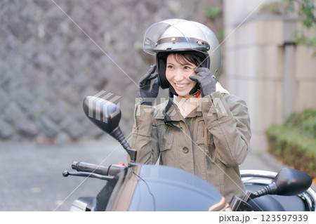 バイクに乗る女性 バイクに乗る女性 123597939